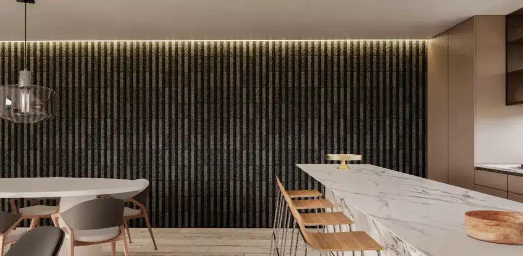 Interior moderno con pared texturizada, isla de mármol y sillas de madera. Diseño de "Nuevos Productos".