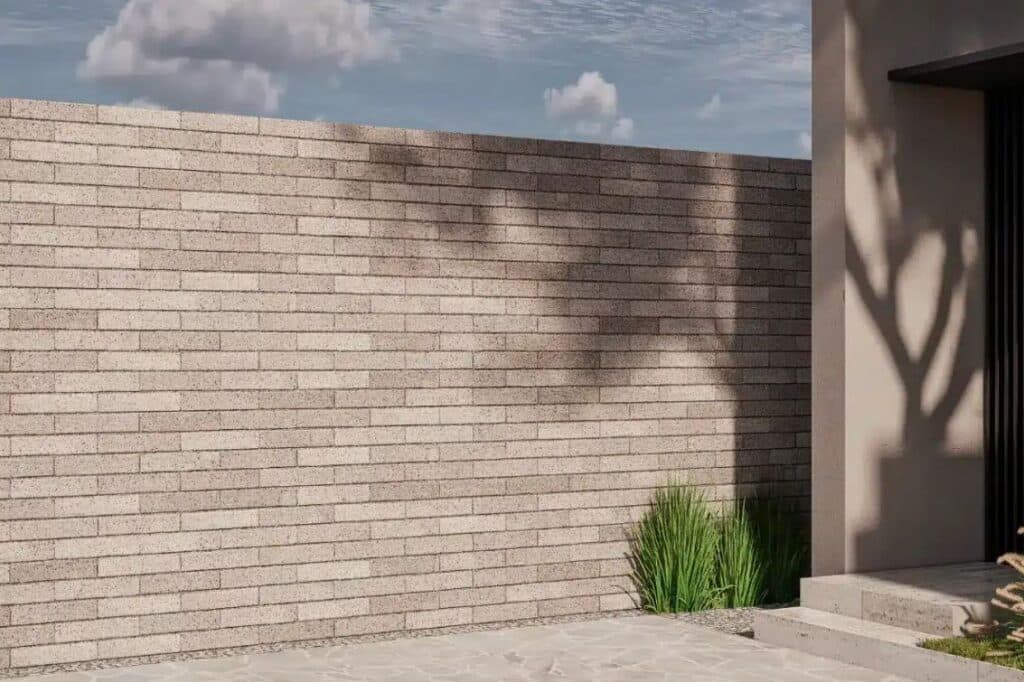 Muro de bloque aparente en arquitectura contemporánea con sombra de árbol