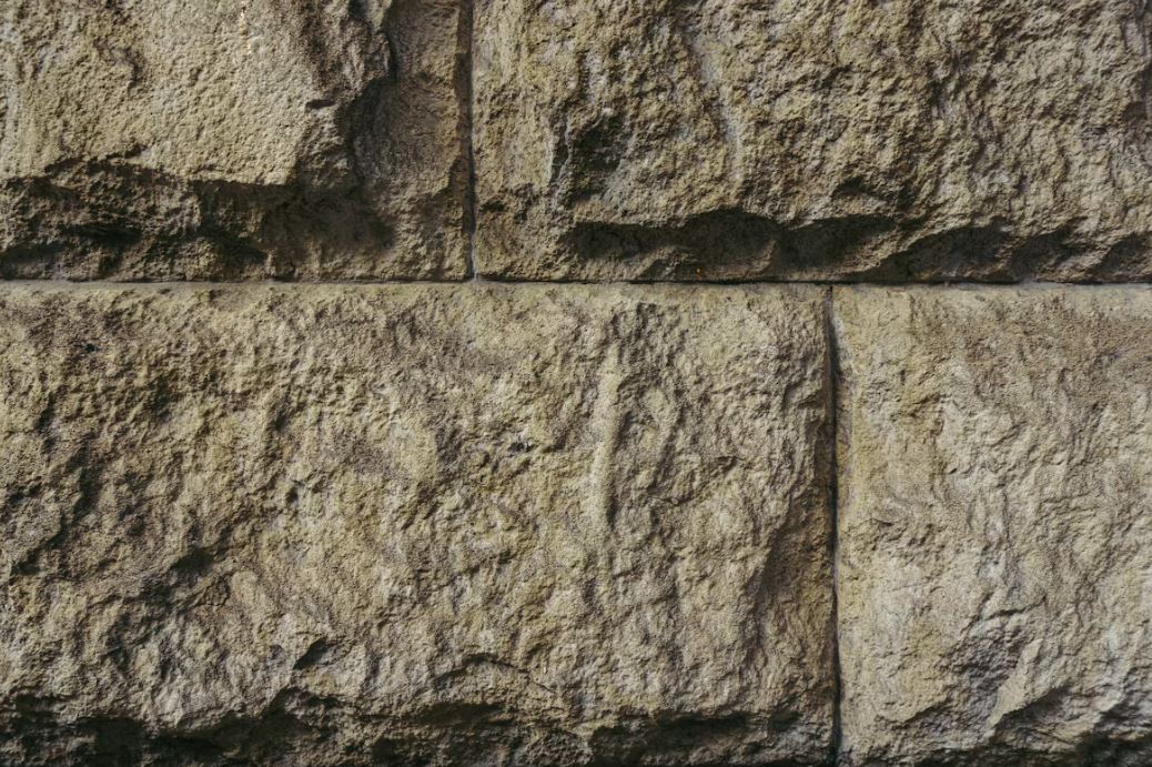 Muro de piedra con acabado cara de piedra, textura rústica
