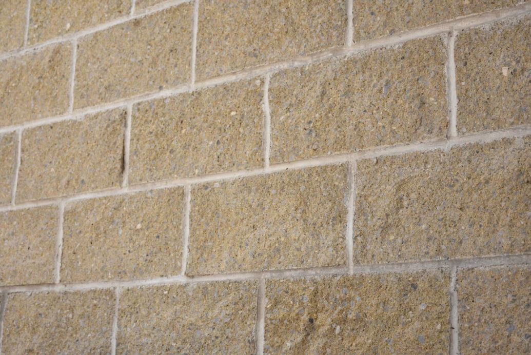 Muro de block térmico color arena, ideal para diseño inteligente y menos calor en casa.