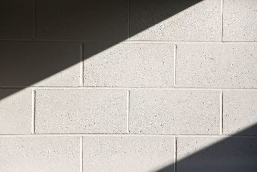 Muro de block hueco con sombras de luz