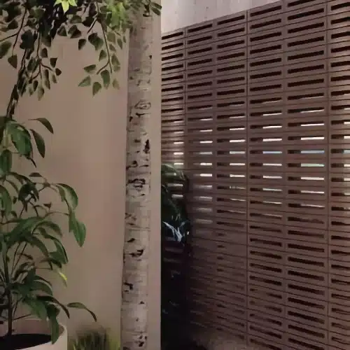 Muro de adocretos moderno con vegetación